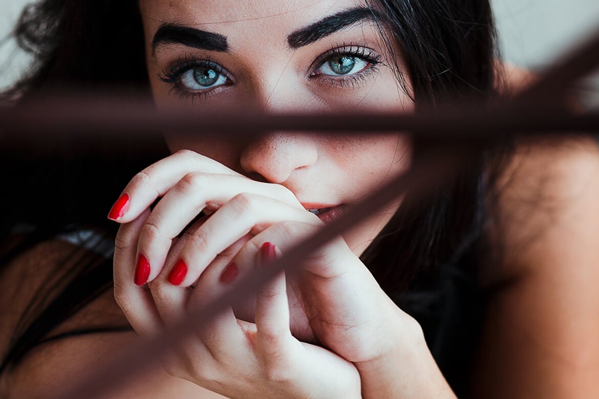 Model with defined, full brows after henna tint – Henna brow services at LashLuv Beauty Bar in Bothell WA, serving Woodinville, Kenmore, and Mill Creek