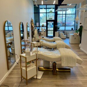 LashLuv Beauty Bar Bothell WA Showroom Studio Chairs Beds Eyelash Eye Brow Facial Waxing